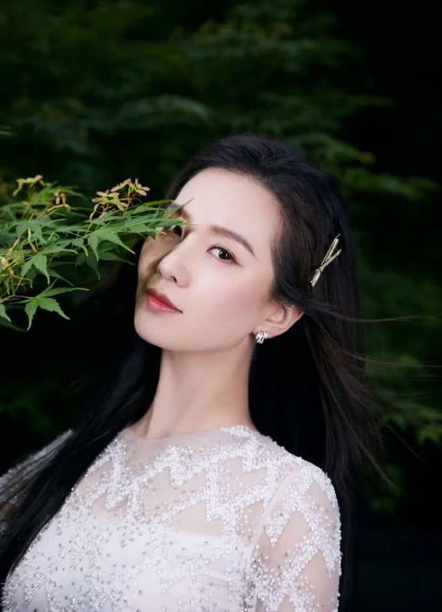 多色水钻:最近火了一种眼妆叫“心动妆”,精美水钻点缀,楚楚可怜看得心动