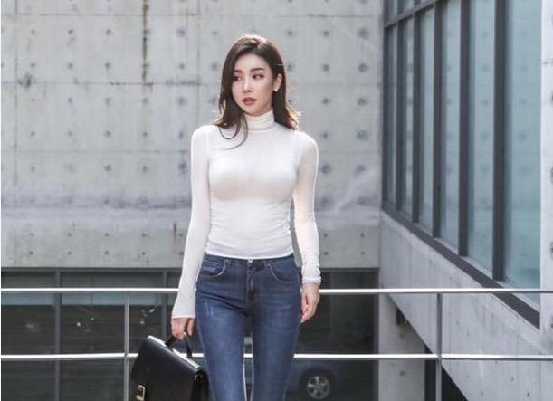 随性淡然的牛仔裤美女，尽显成熟女人味，很喜欢