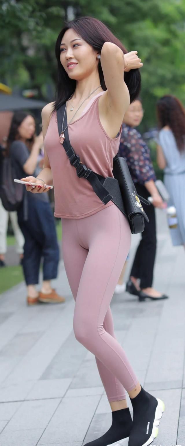  气质|一身粉色显嫩穿搭, 也藏不住小姐姐的性感气质