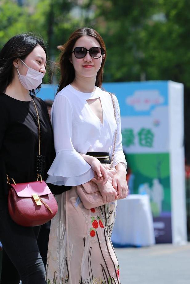 时尚美女街拍美照，冲着镜头微微一笑很倾城