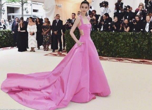 真服了奚梦瑶，穿成这样到国外，网友：不秀大长腿反而“露肋骨”