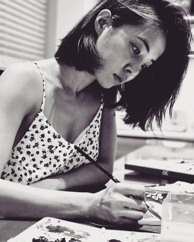 忘记肚子吧！蔡依林这样露胸和腿，极好