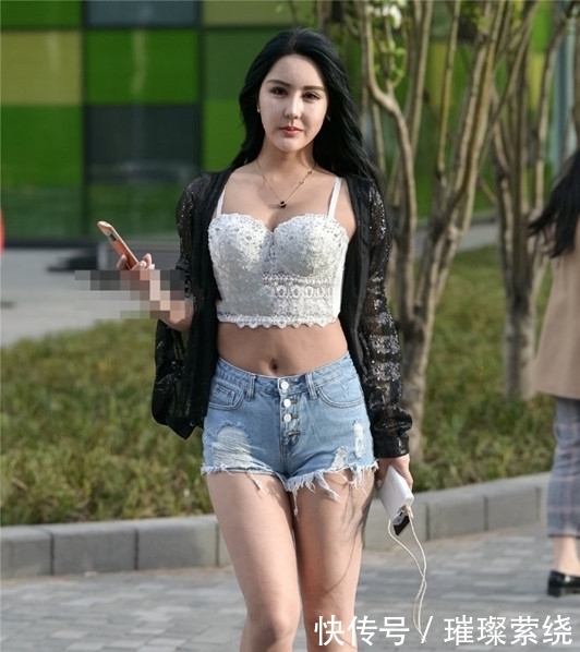  『美女』街拍美女：身材高挑的小姐姐，简单搭配吊带裙，充满潇洒活力！