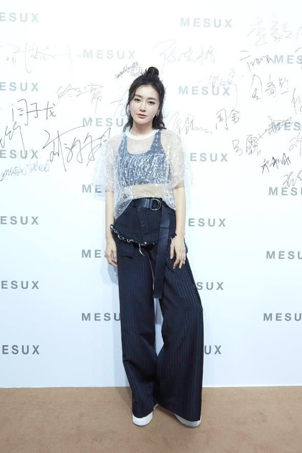 秦岚这造型太奇葩，阔腿裤上面还穿了一条牛仔短裤，腿长无敌了