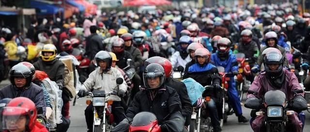  #春运期间#春运怪象：明明有火车，农民工为啥要骑摩托车回家过