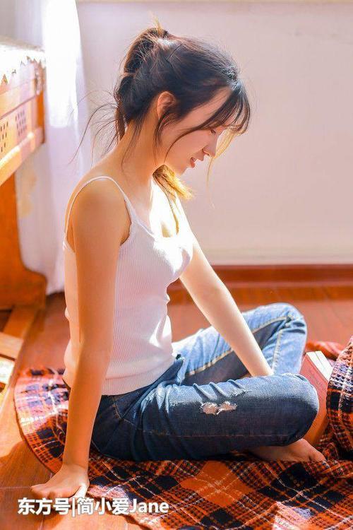 最受关注牛仔裤，美女紧绷的身材押韵，让人忘不了