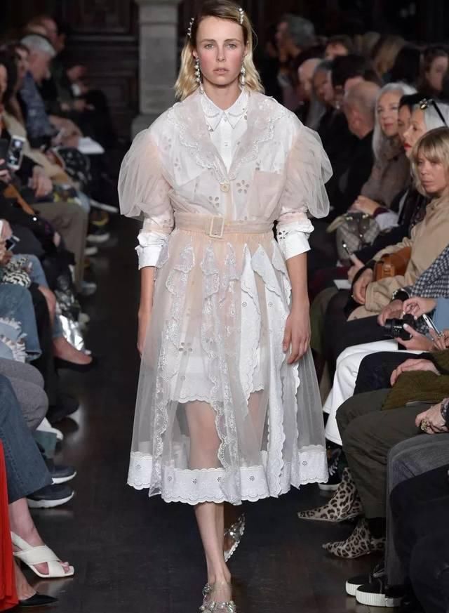 『穿着』只要穿着Simone Rocha,就可以一直做少女哦
