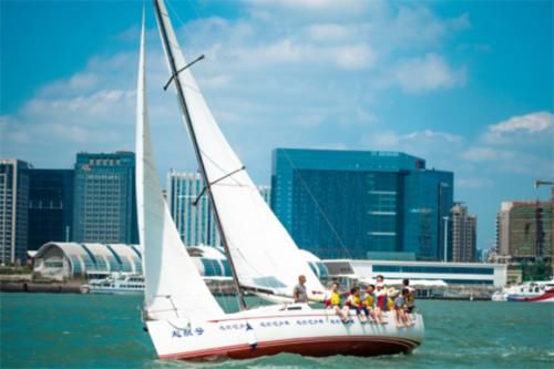  唯一：我国唯一级别高于省会的城市，经济排名第三，常被误以为