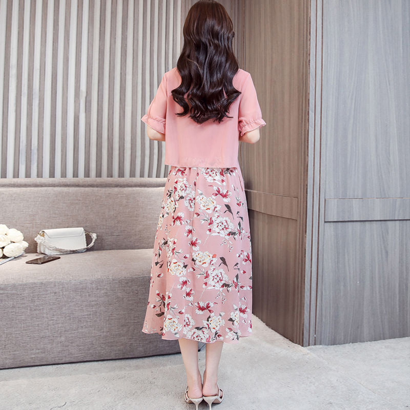 成熟女人就要穿的成熟点，性感迷人的小黑裙，散发魅力女人味