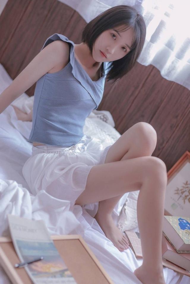 甜美的小姐姐穿白纱短裙，勾勒出腰部曲线，尽显优雅大气