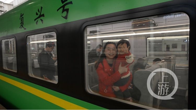 “绿巨人”复兴号来渝首秀 乘客感慨记忆里的绿皮车又回来了