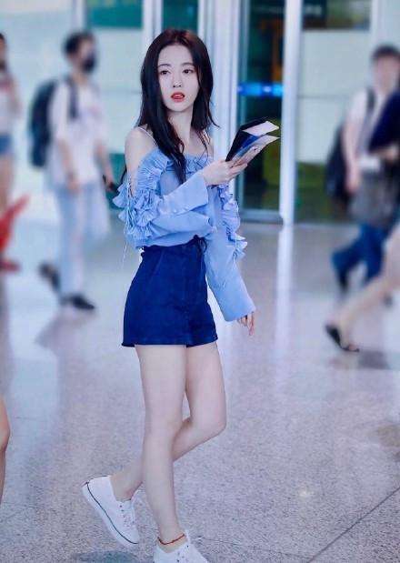 鞠婧祎短裤穿这么高, 勒得安全裤都挤出来了, 网友: 不尴尬吗?