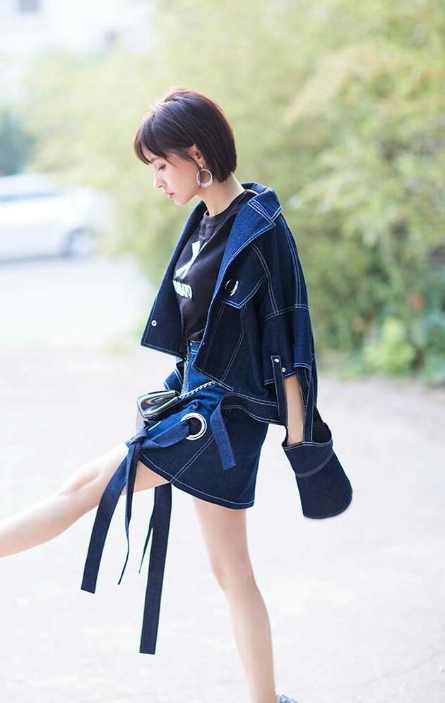 周冬雨真敢穿! 仅仅一件衬衫就能当裙穿, 网友: 个子矮也是优势!