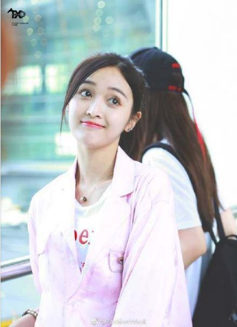 30岁李菲儿和23岁吴宣仪同穿睡衣，网友:名媛和“傻妞”的差距