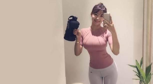 个性潮流的打底裤美女，彰显女性娇俏，穿出青春靓丽