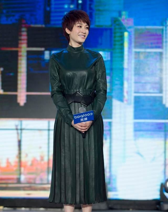  『靓丽』街拍:靓丽可爱的小姐姐,搭配红色运动套装,动感十足!