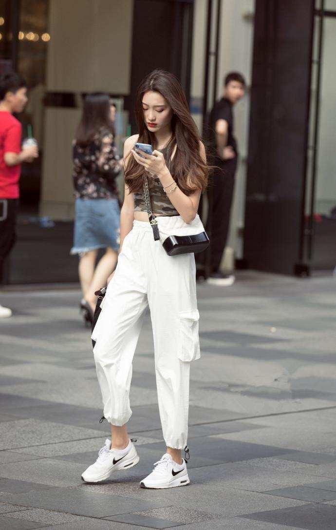 素人街拍:简单搭配却更能凸显美丽容颜，小蛮腰性感！