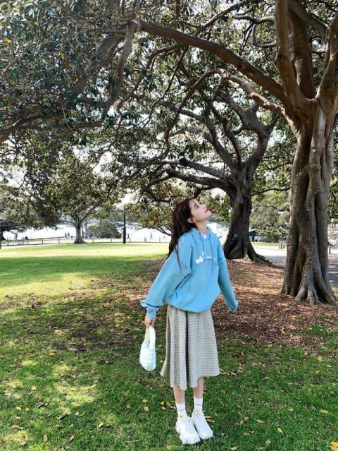  「款卫衣」卫衣搭配牛仔裤过时了，林小宅7款卫衣穿搭火了，清爽甜美有气场