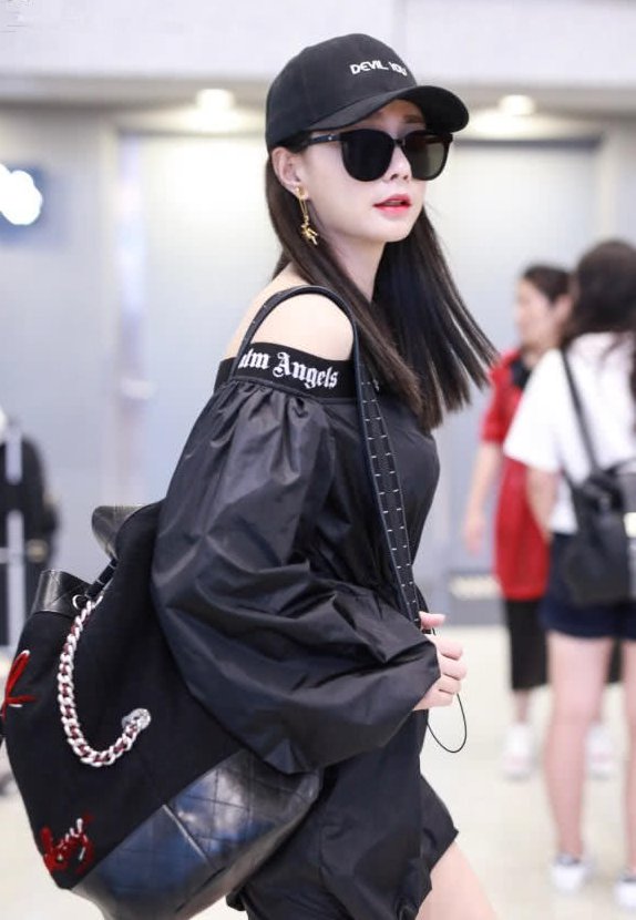 沈梦辰太会玩了，竟把鞋子“抠”掉一块，莫不是太热了要透气?