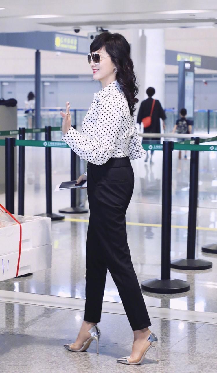 64岁赵雅芝再登T台走秀，网友:这吃防腐剂了吧?