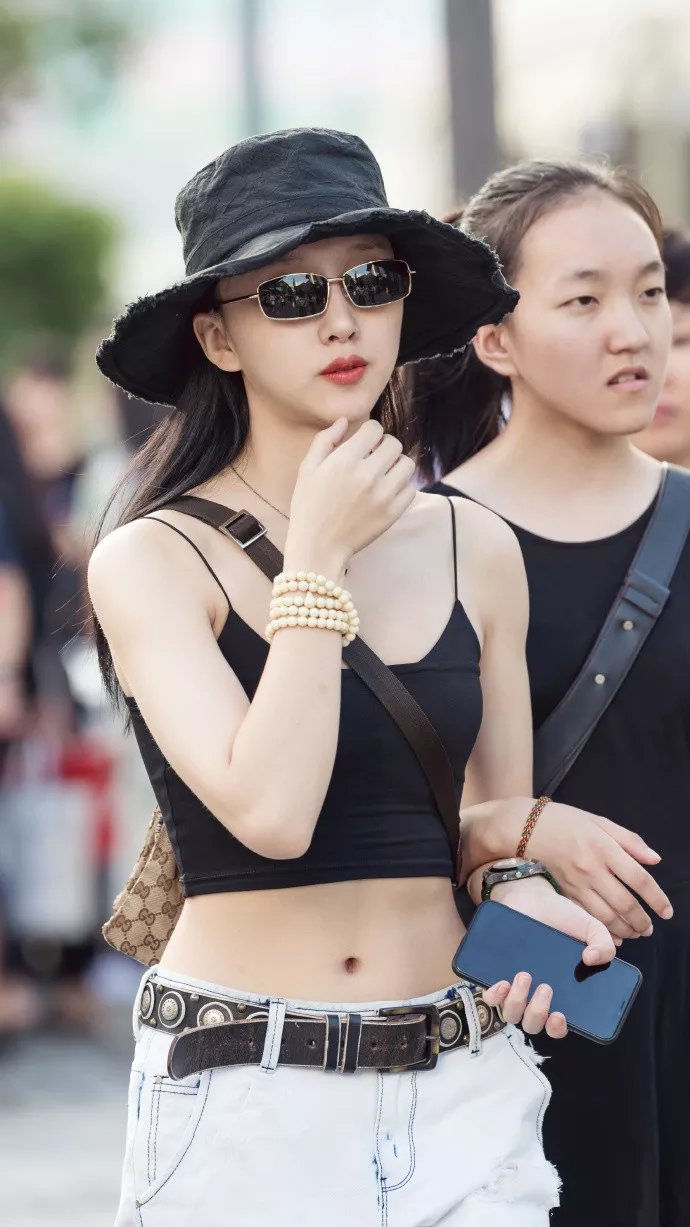 ?路人街拍,可爱小姐姐穿露脐装显露小蛮腰,身姿俏丽,令人心动