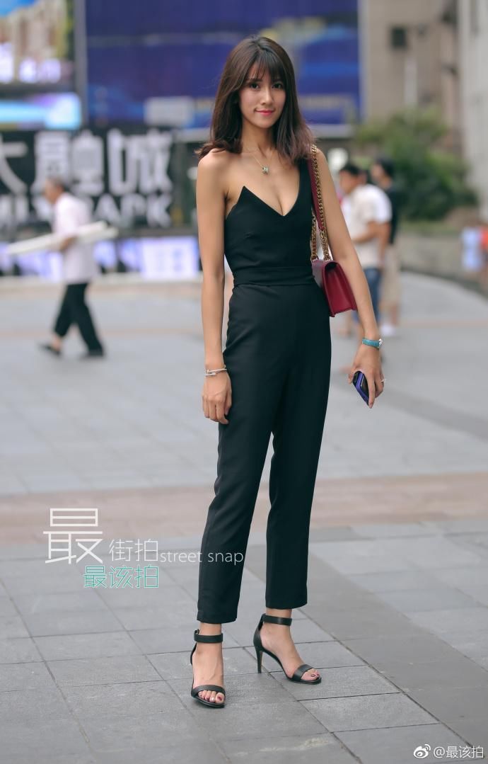 街拍:紧身T恤搭配毛边短裤，甜美清新，小姐姐大长腿让人羡慕