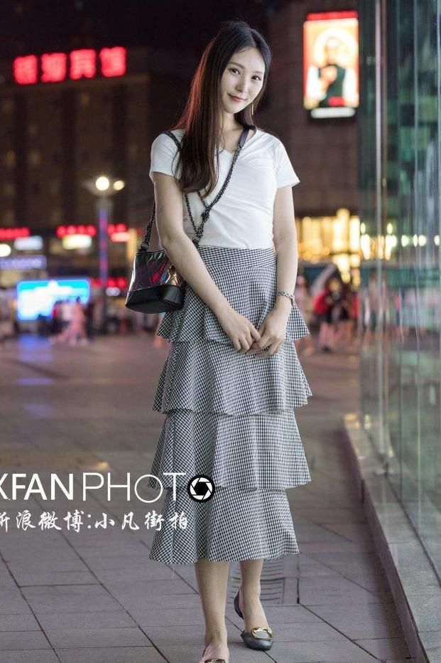 街拍: 清新大气的连衣裙, 高腰腰线下半身比例逆天