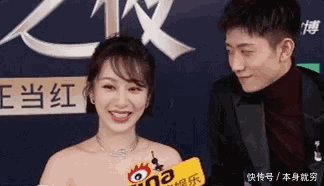 何炅穿越人群拥抱谢娜