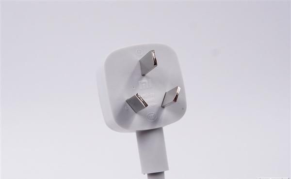 云星电子|三口USB+27瓦快充 米家插线板拆解:用料精细