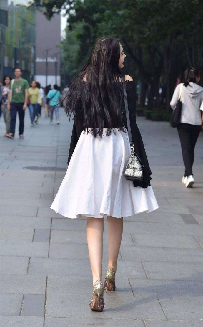 夏季里姑娘们要寻找一件适合自己的衣服，展示自己美丽身材