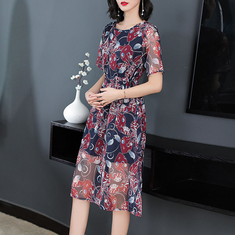 越来越多的女人，不喜欢穿裤子，这样穿凉快又高雅