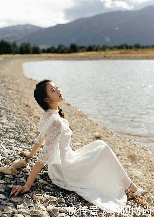 白色蕾丝连衣裙：温婉端庄突显气质，上身落落大方，别有风味！
