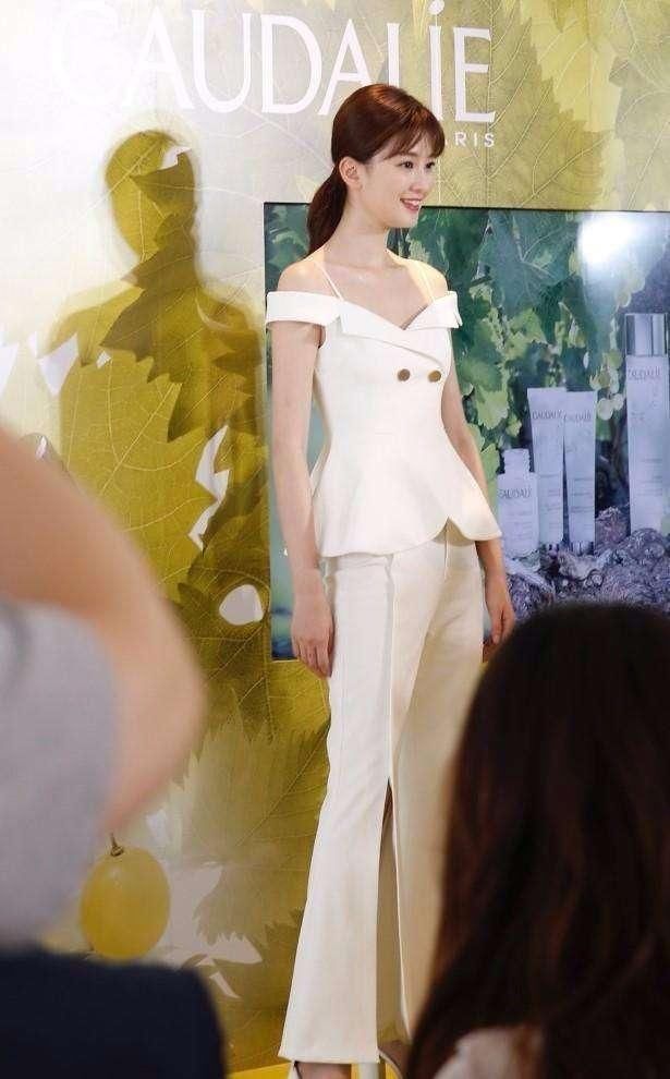 乔欣够拼，穿的是紧身上衣勒得太紧了?