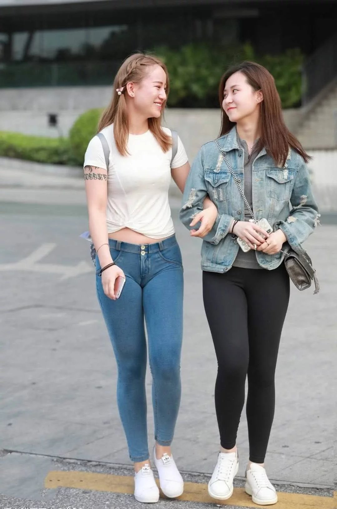 紧身裤闺蜜，一个秀雅绝俗，一个清纯可人，比身材牛仔裤美眉完胜