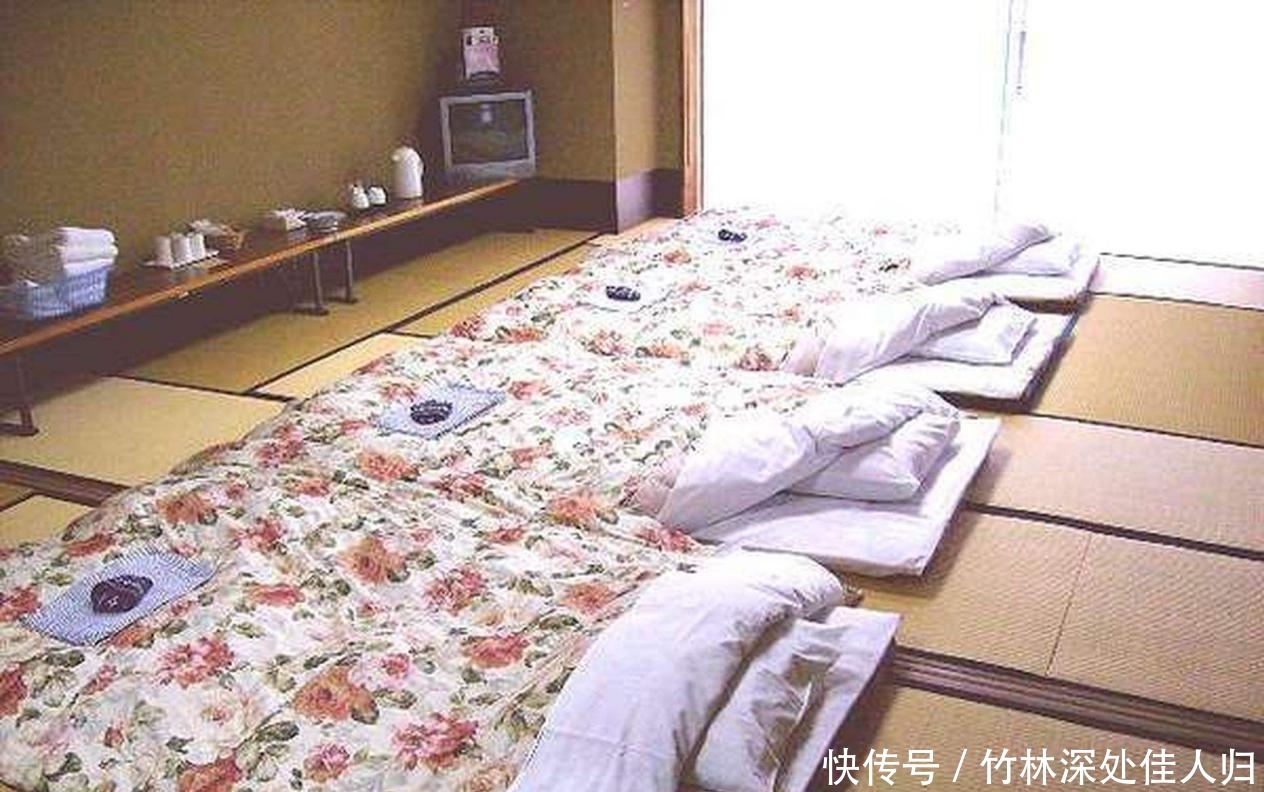中国游客:为什么日本人都喜欢睡在地板上?导游:你应该想不到!