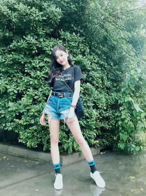 火箭少女吴宣仪,All Black尽显甜美气质,没想到私服竟这么好看