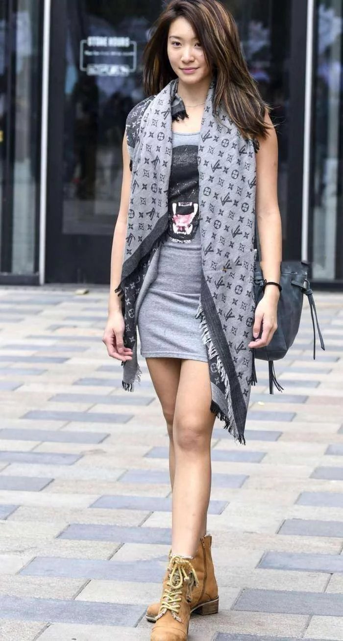 丰满身材的气质辣妈穿紧身包臀裙,勾勒丰腴曲线很迷人