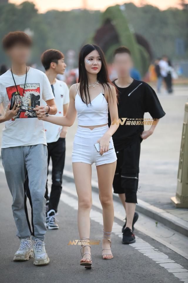 路人街拍，小姐姐笑容好甜，长得真美