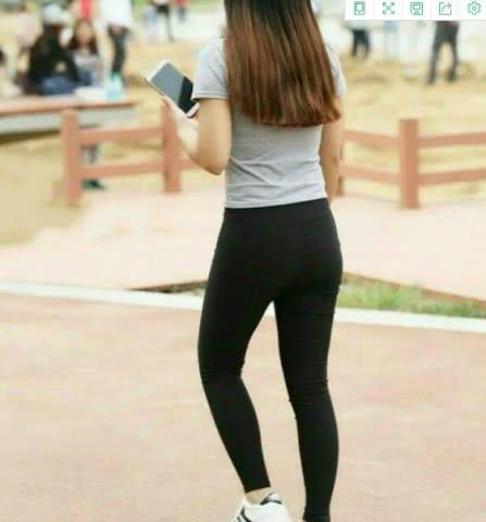 时尚有型的打底裤，曼妙身姿十分养眼美女！