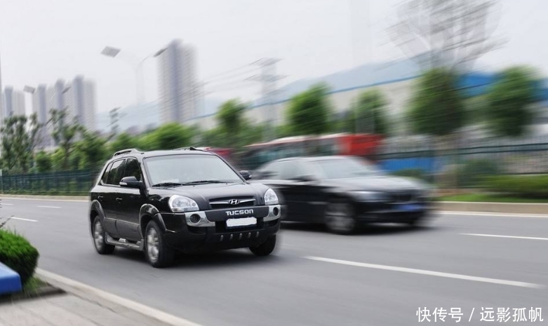  保命：高速超车应该打转向灯还是按喇叭？9成车主都错了，想保命