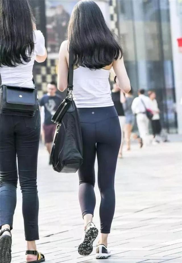 气质小姐姐黑色紧身裤，长发飘飘，气质优雅恬静，让人眼前一亮。