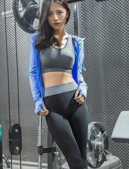 成熟美丽的打底裤美女，更显苗条身材，让人迷恋不已！