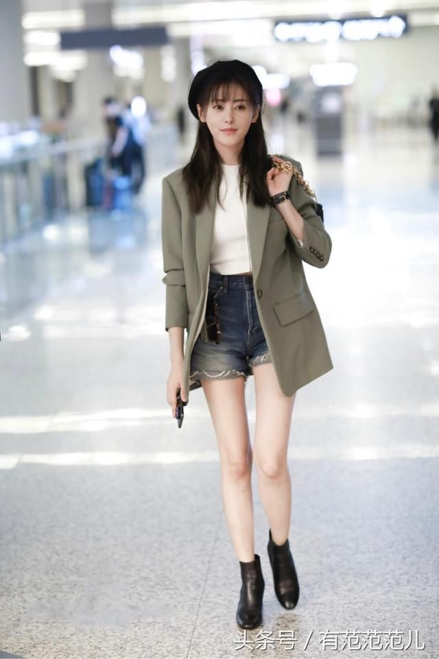 张天爱的短裤已经够短了，还非要卷起一层又一层，网友：彻底服了