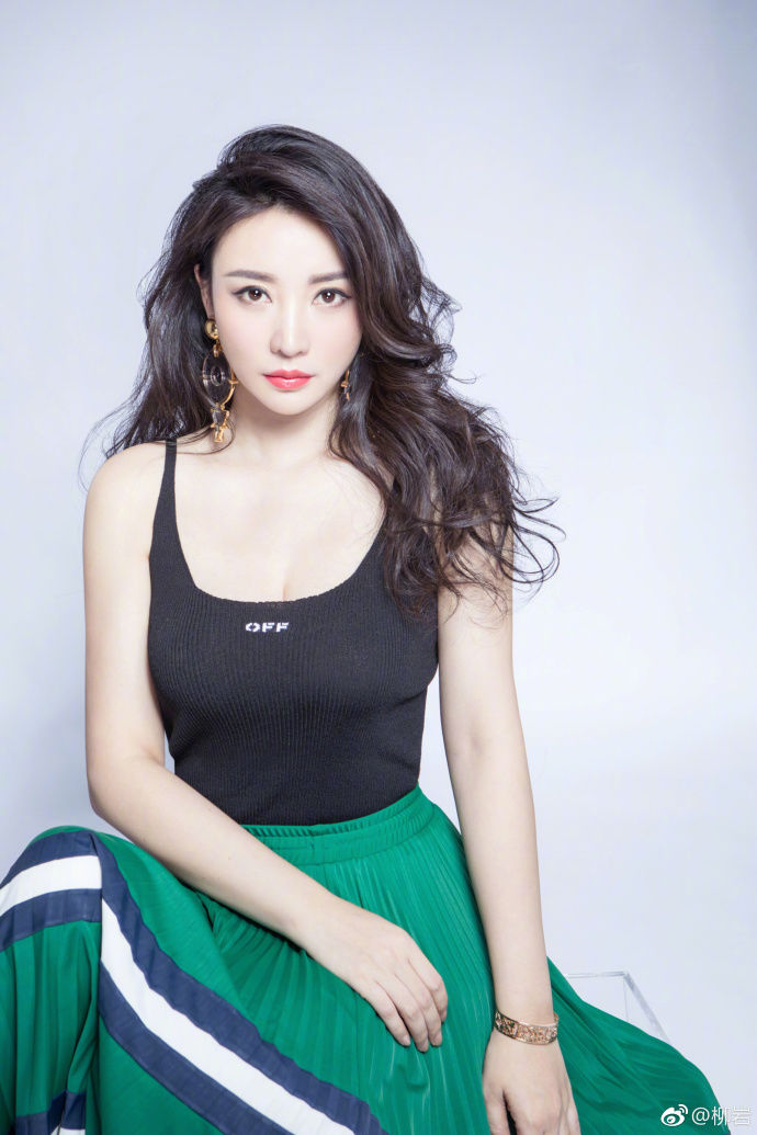 柳岩微博最新发布美照，吊带低胸长裙，尽显性感美色