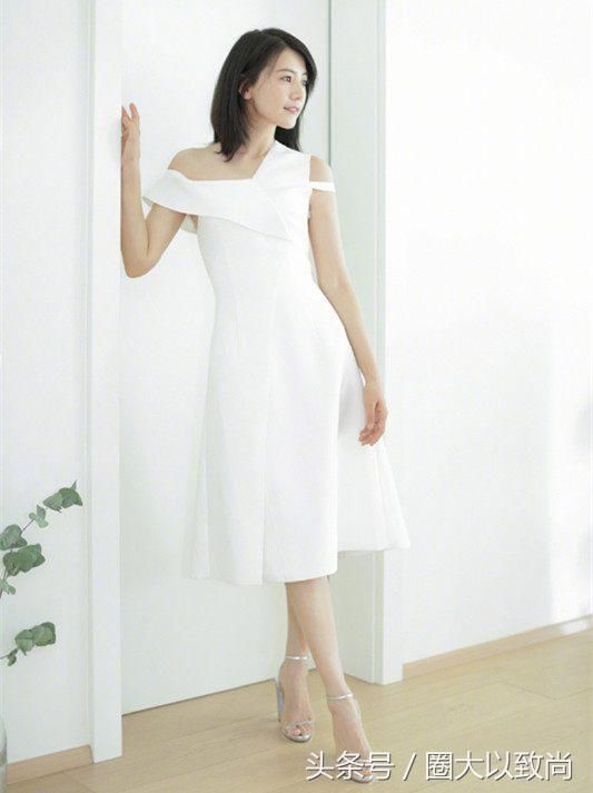 38岁霍思燕和39岁高圆圆，同穿斜肩裙，网友：腿长和腿短一目了然