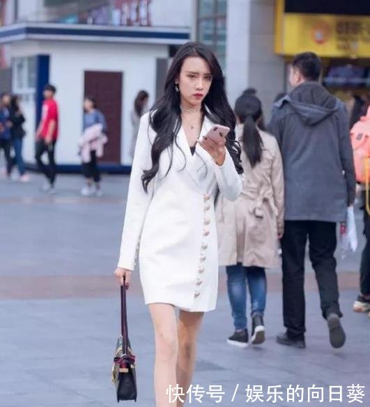  美女■街拍天生丽质的美女，一件紫色背心配黑色运动裤，青春活力气质