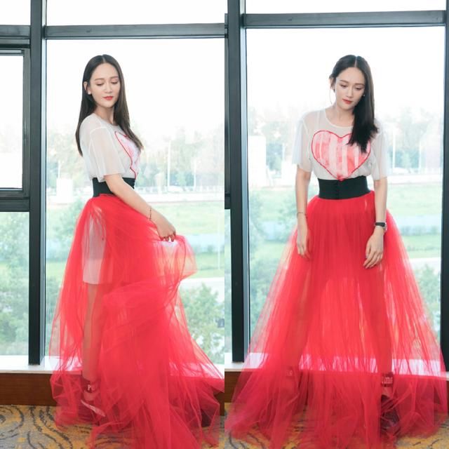 唐嫣与陈乔恩同穿纱裙配t恤,相差4岁,看鞋就知道谁是真少女!