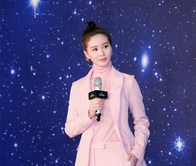 李宇春和刘诗诗同穿一身粉，网友：真少女和伪女人的差距一目了然