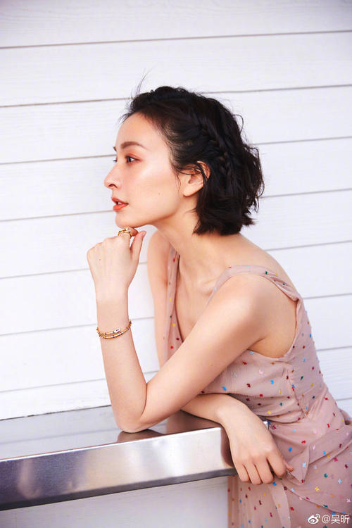 吴昕又解锁了新妆容 可甜可盐的美妆博主再上线