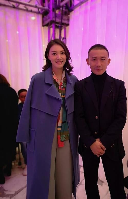  【身穿】谢杏芳身穿蓝色大衣配阔腿裤，成熟大气，178cm高挑身材不输超模